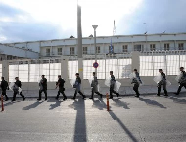 Βίντεο: Αλλοδαποί κρατούμενοι βιντεοσκοπούν έφοδο της Αστυνομίας σε κελί το φυλακών Κορυδαλλού και «σκάνε» στα γέλια